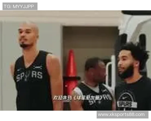 光头球星文班亚马与凯尔登赛后携手三位主场球迷合影留念